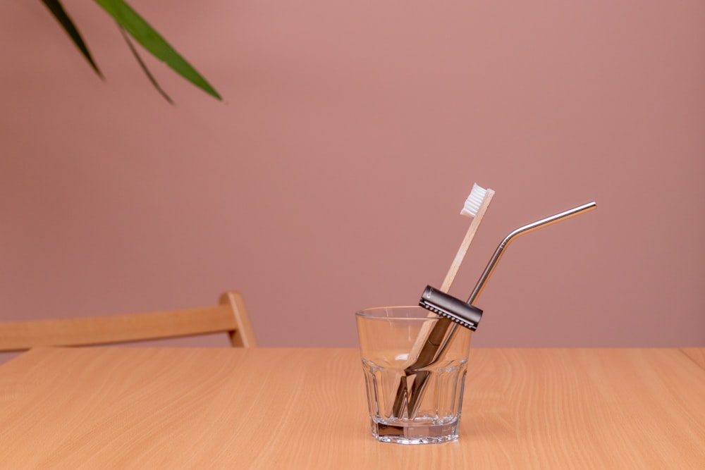 verre à boire clair sur table en bois brun