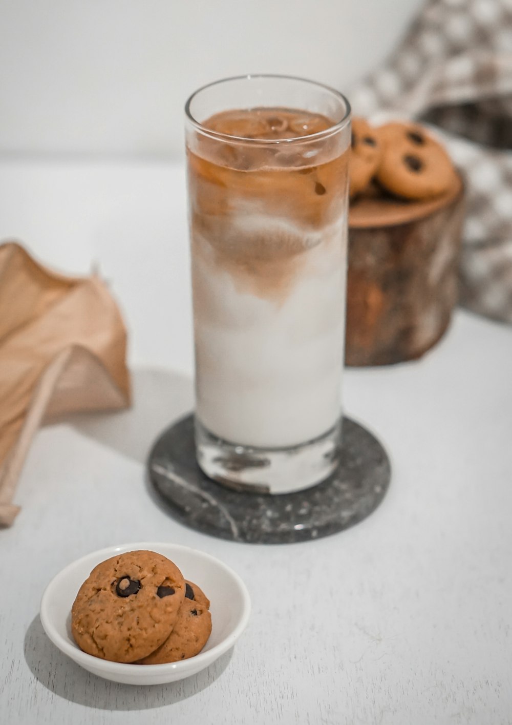 bicchiere trasparente con liquido bianco all'interno