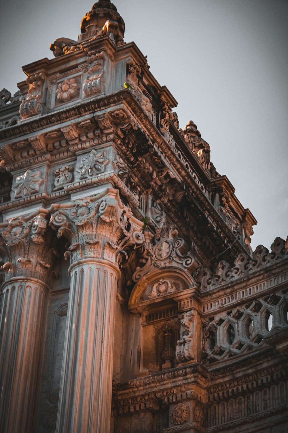 Edificio in cemento marrone e grigio