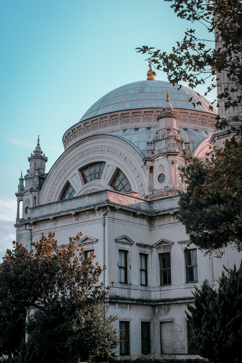 edifício de concreto branco e marrom