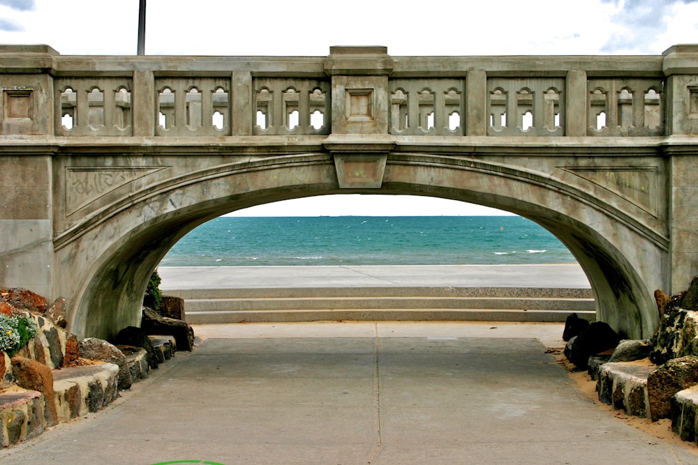 persone che camminano sul ponte di cemento grigio durante il giorno