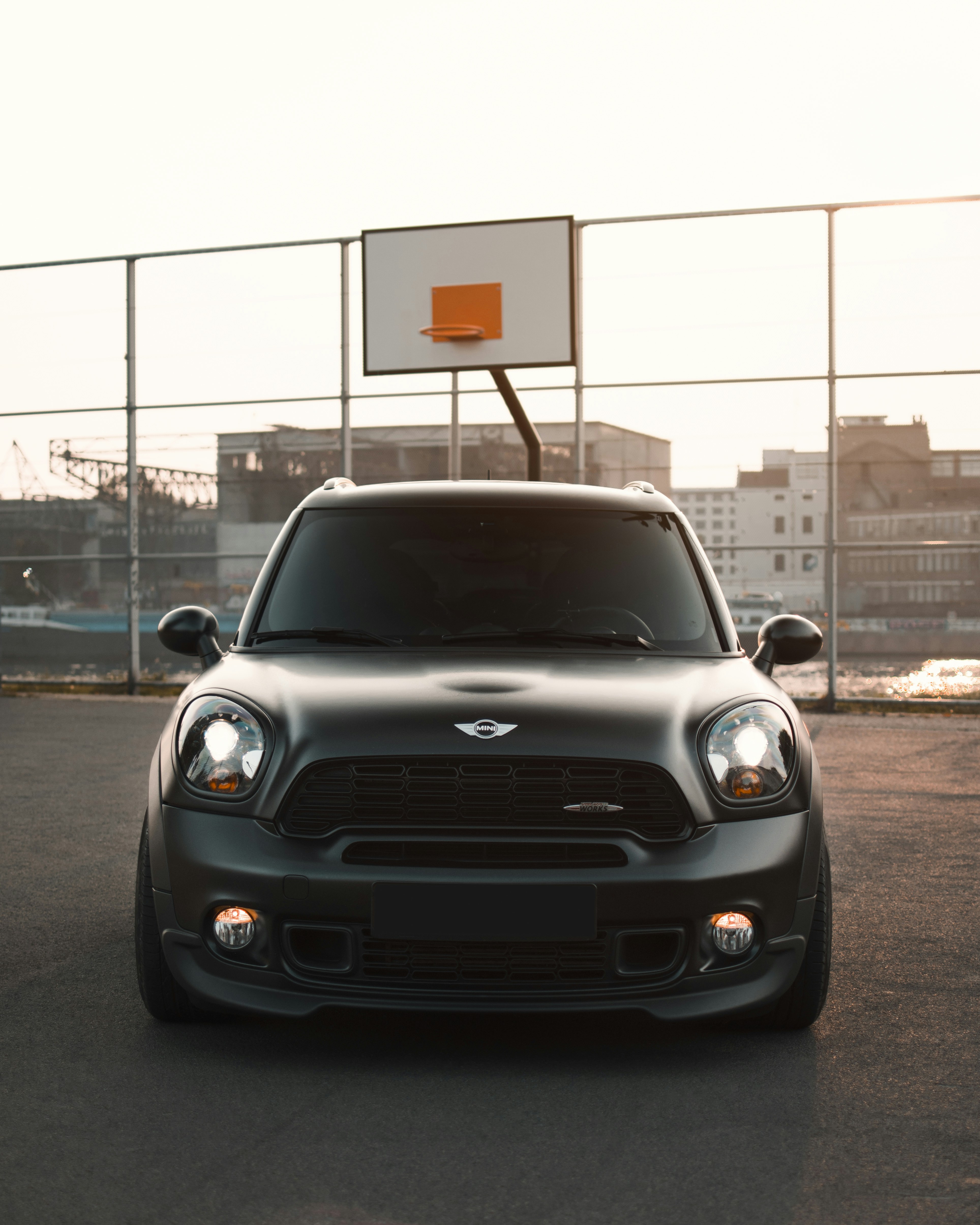黒のミニクーパーが道路に駐車の写真 Unsplashで見つけるスイスの無料写真