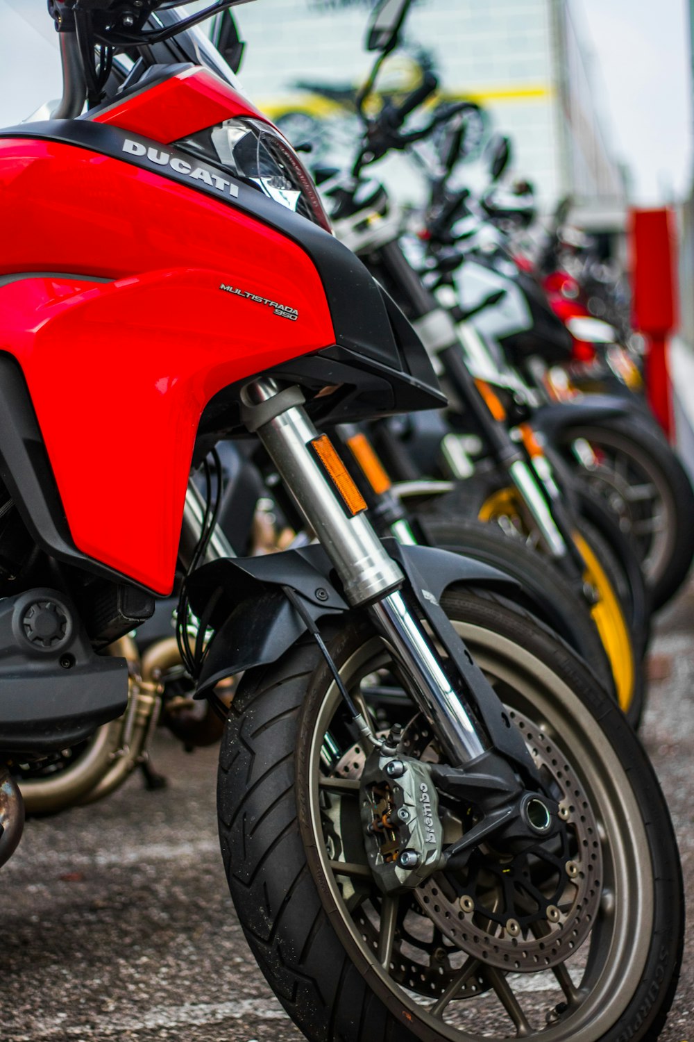 motocicleta vermelha e preta na estrada durante o dia