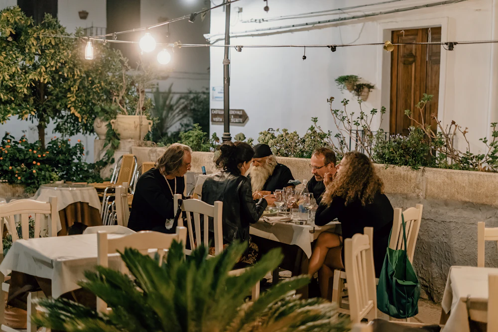 Gasten aan tafel op een gezellig terras