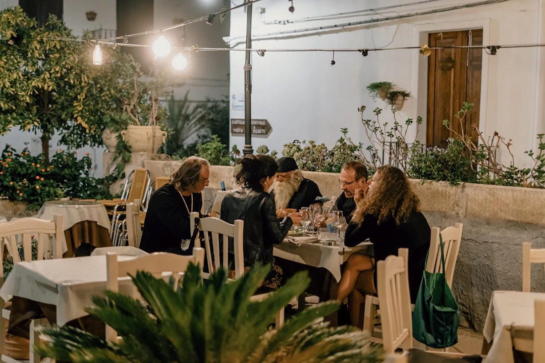 Gasten aan tafel op een gezellig terras