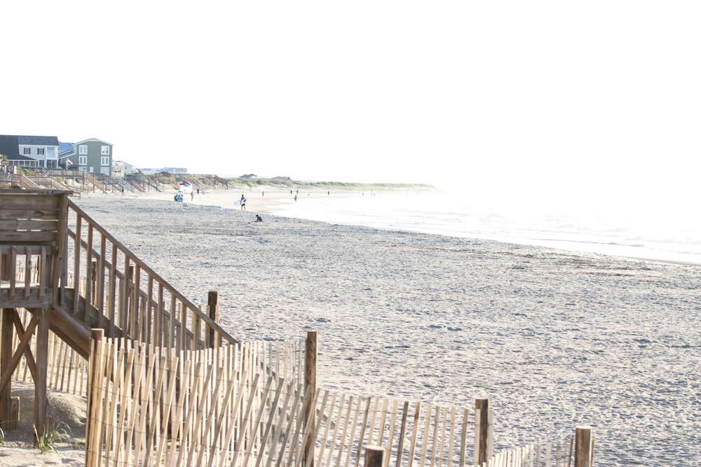 valla de madera blanca en la playa