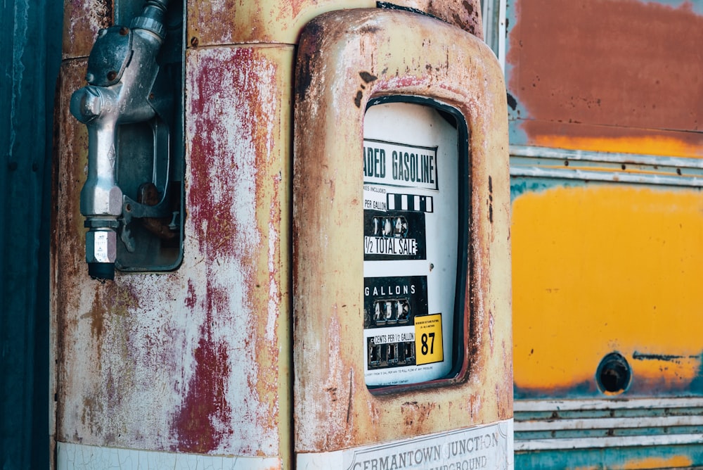 Bomba de gasolina naranja y blanca