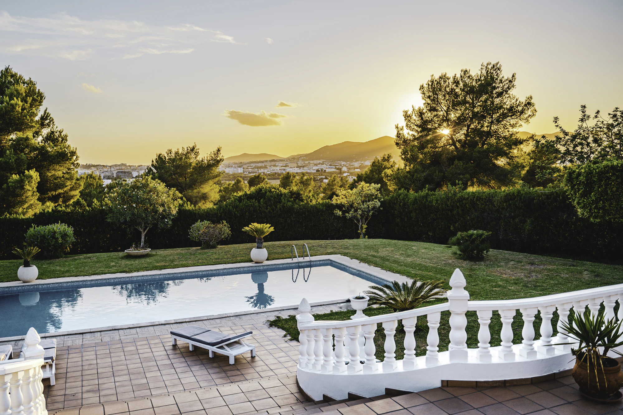 Villa mediterránea con piscina al atardecer