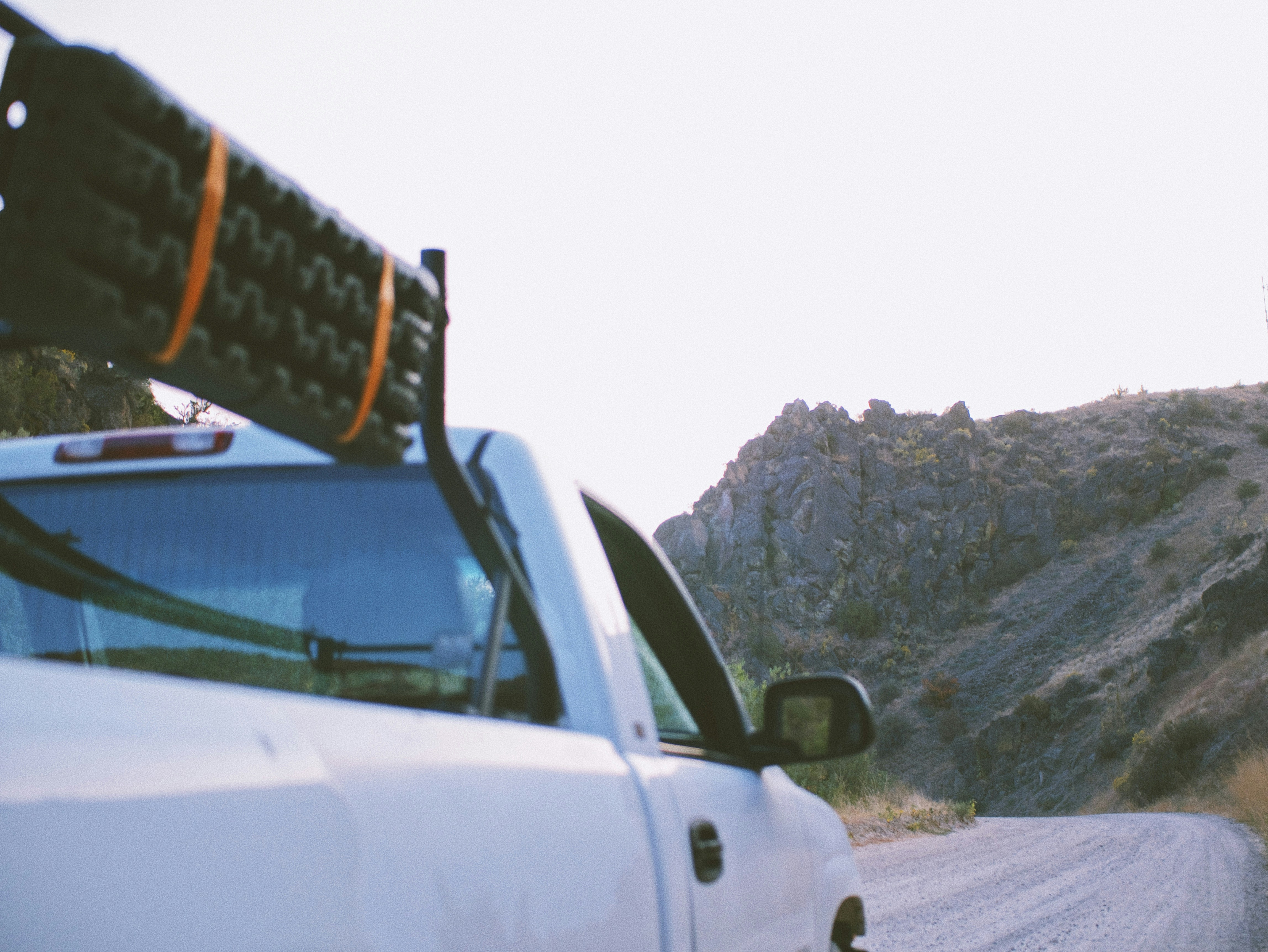 camioncino bianco con cabina dell'equipaggio su strada durante il giorno