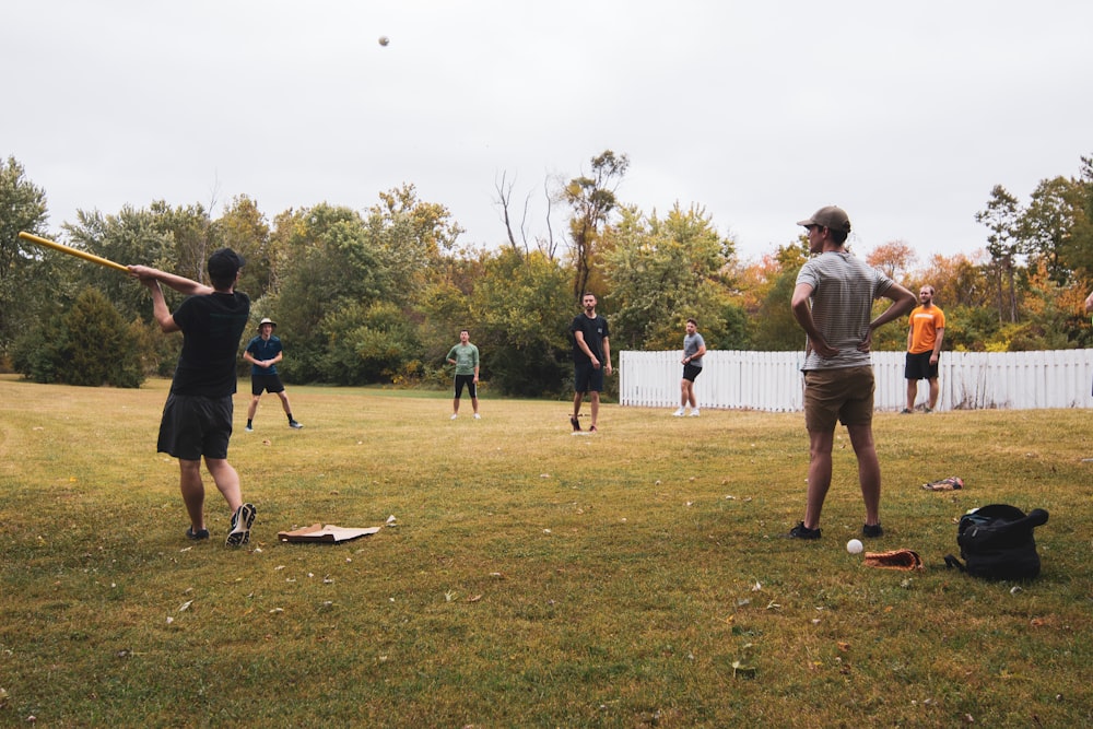 Menschen, die tagsüber Golf spielen