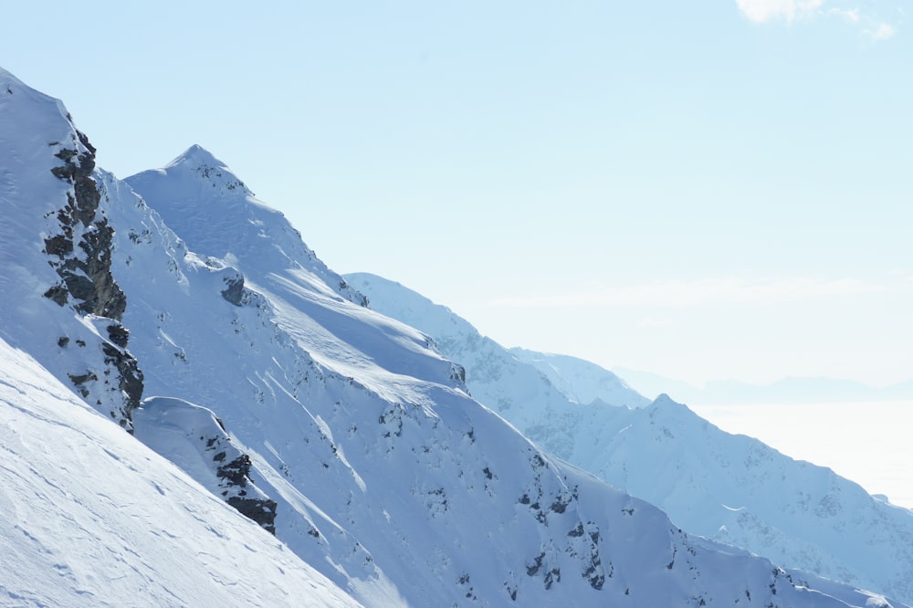 Montaña cubierta de nieve durante el día