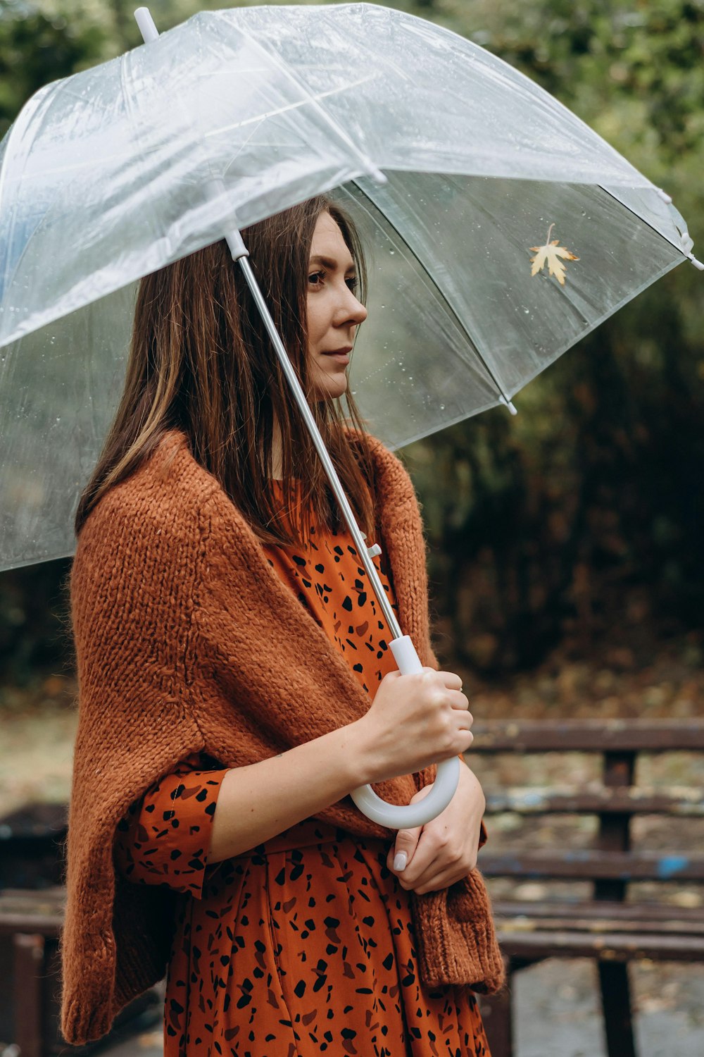 Foto de mujer en suéter de punto naranja con paraguas – Imagen gratuita  Ropa en Unsplash