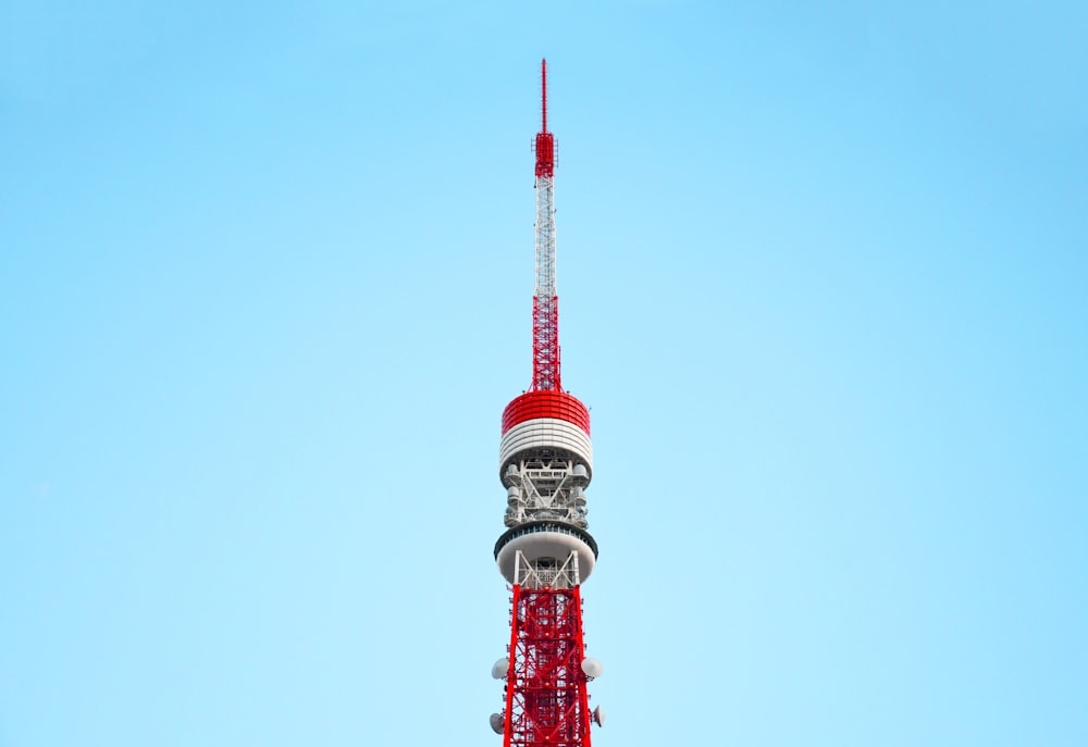Torre roja y blanca bajo el cielo azul