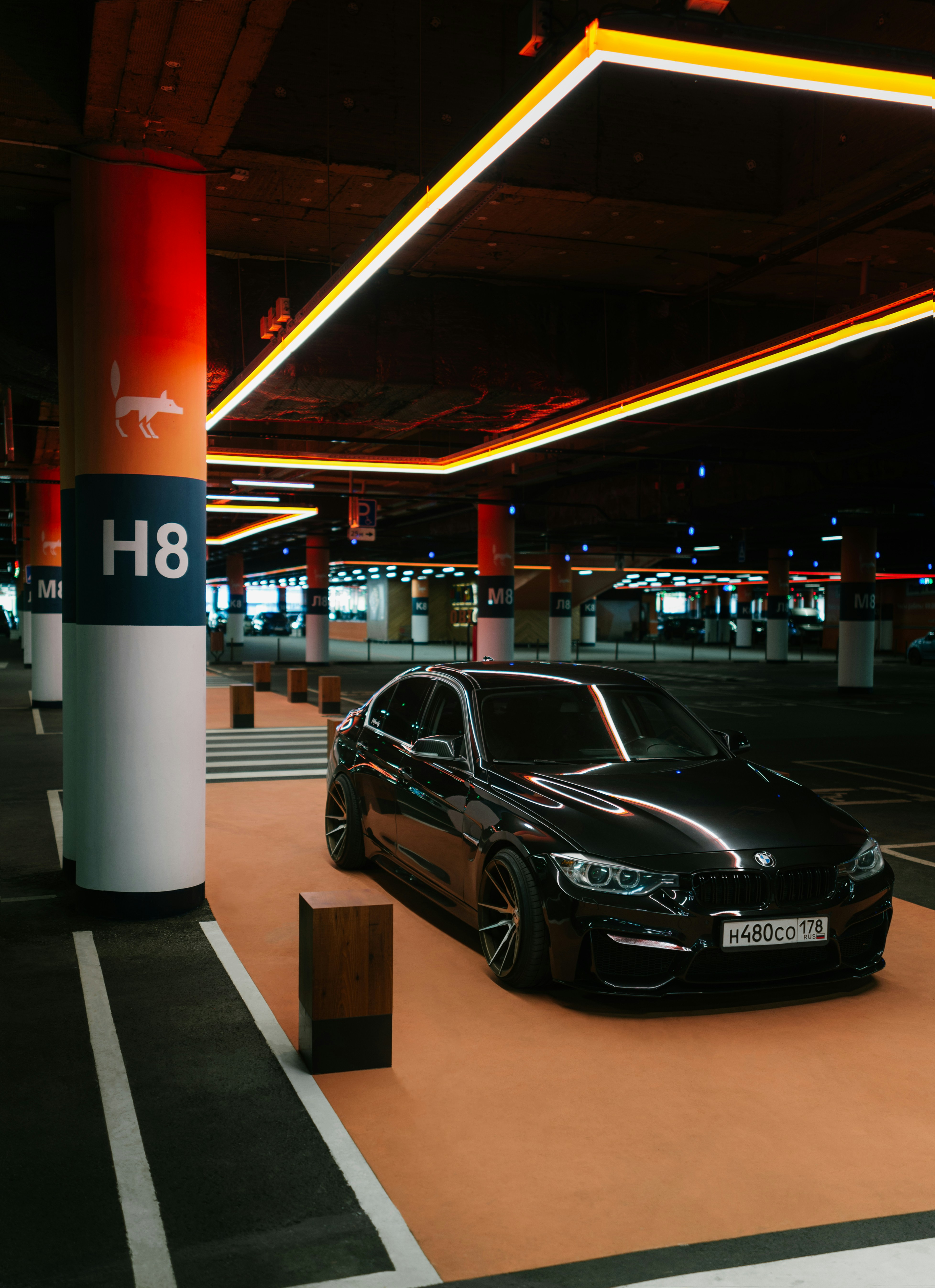 Veículo premium estacionado em garagem moderna com iluminação sofisticada