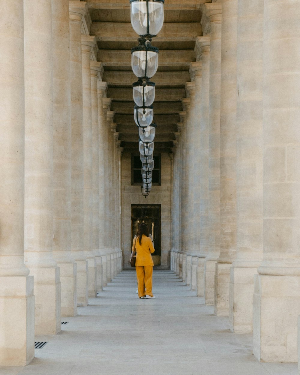 mulher no vestido amarelo que anda no corredor