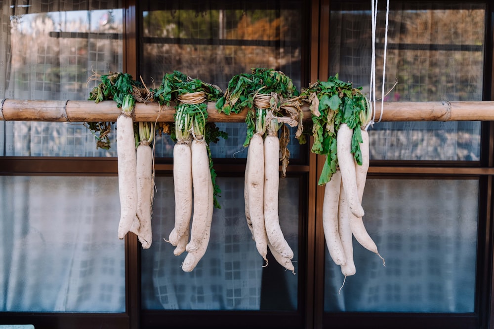 légumes verts et blancs sur la fenêtre en verre