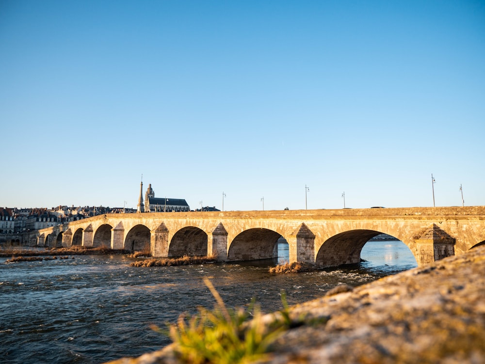 ponte in cemento marrone sull'acqua durante il giorno