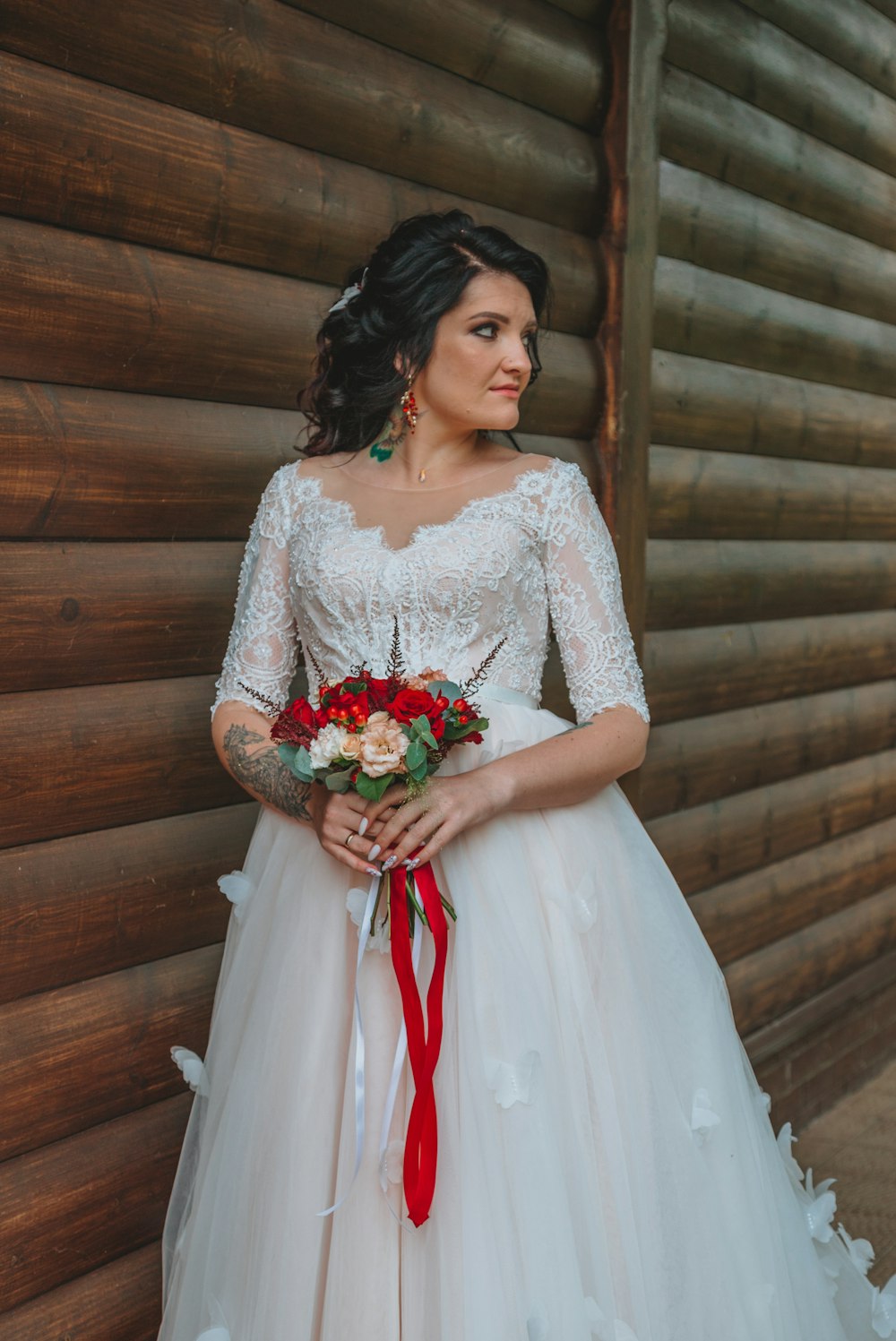 Frau in weißem Blumenkleid mit Blumenstrauß