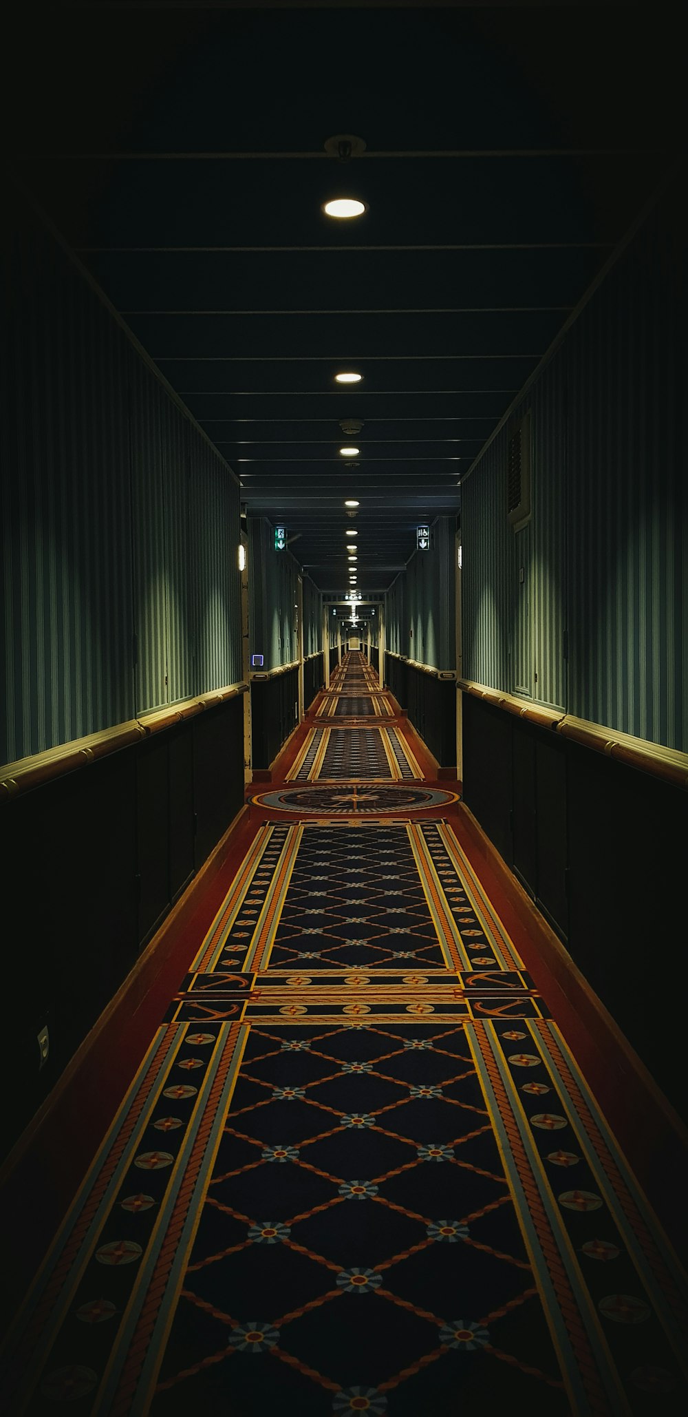 照明付きの茶色の木製の廊下