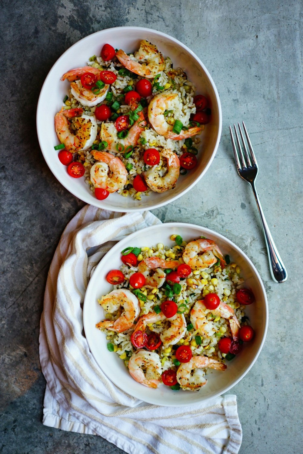 Ensalada de verduras en bol de cerámica blanca