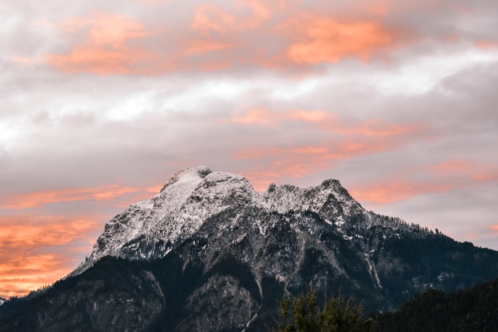 montaña gris y blanca bajo el cielo nublado durante el día