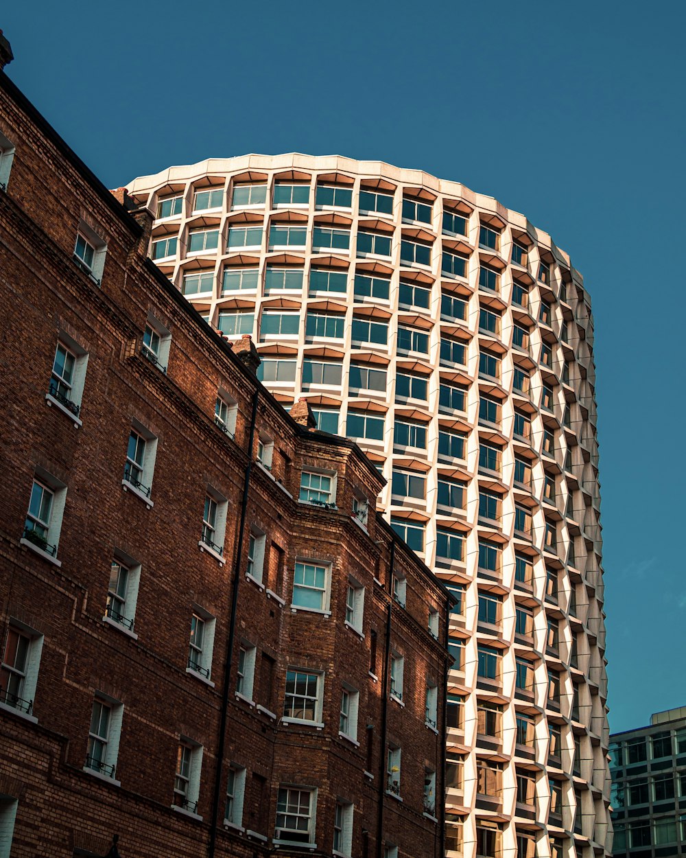 Edificio de hormigón marrón bajo el cielo azul durante el día