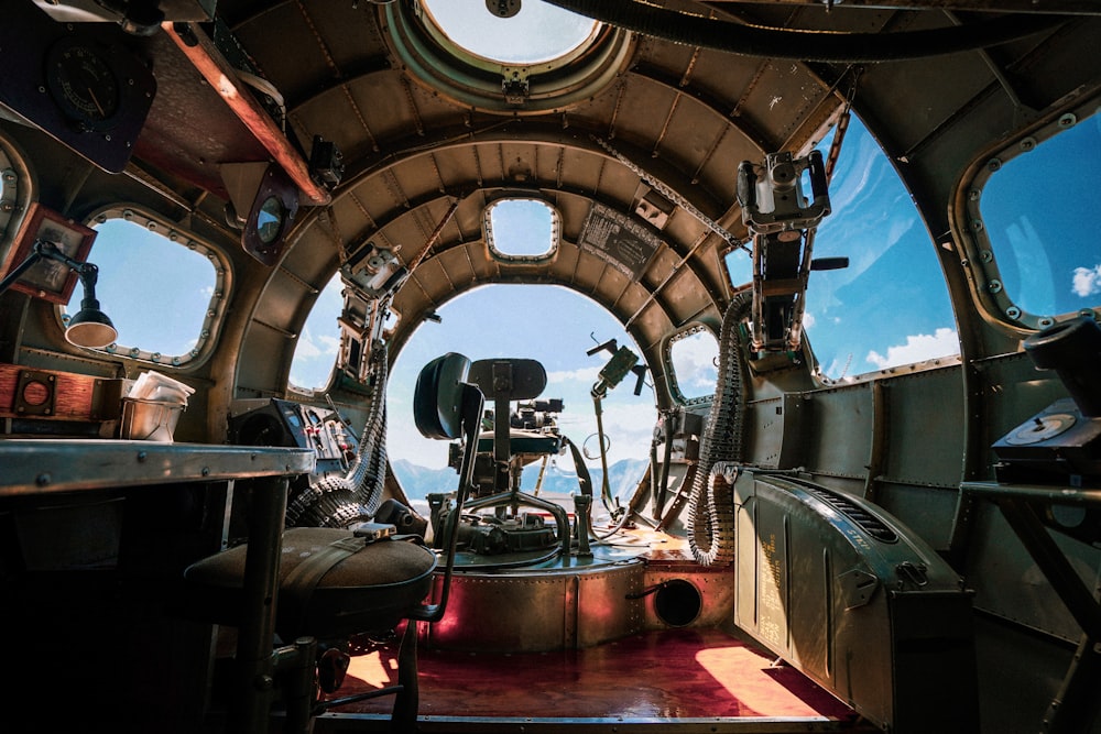 volante per nave marrone e nero