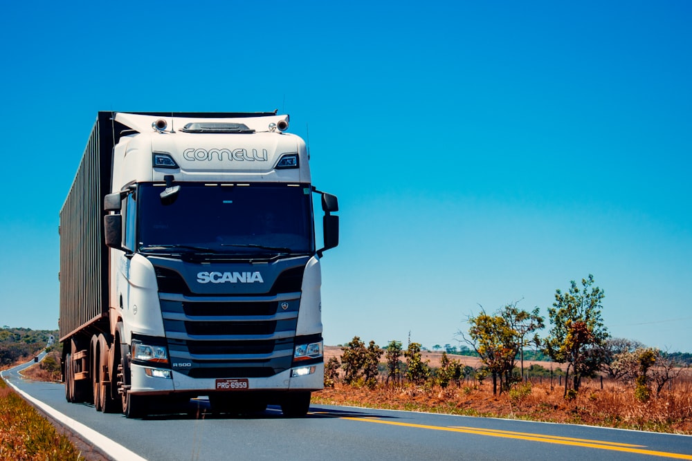 weißer LKW tagsüber unterwegs