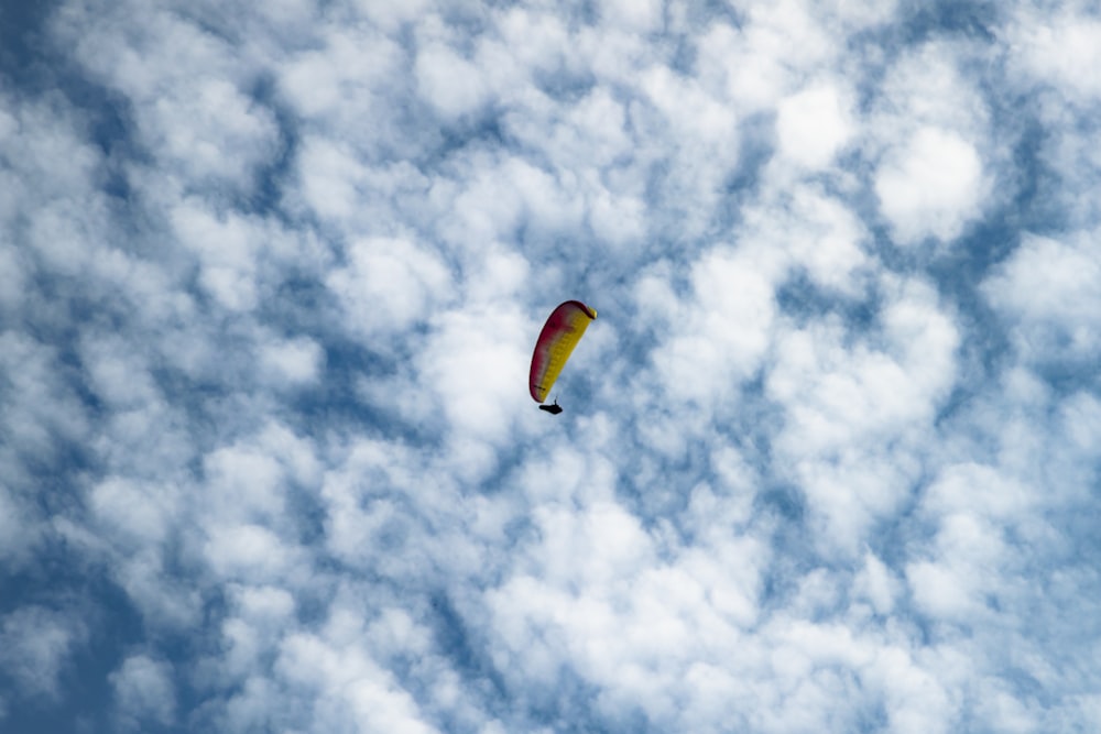 Paracaídas amarillo y azul en el cielo