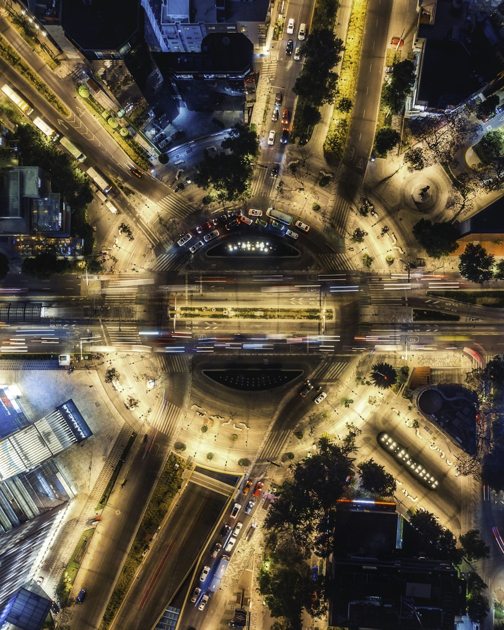 Zeitrafferfotografie der Stadt bei Nacht