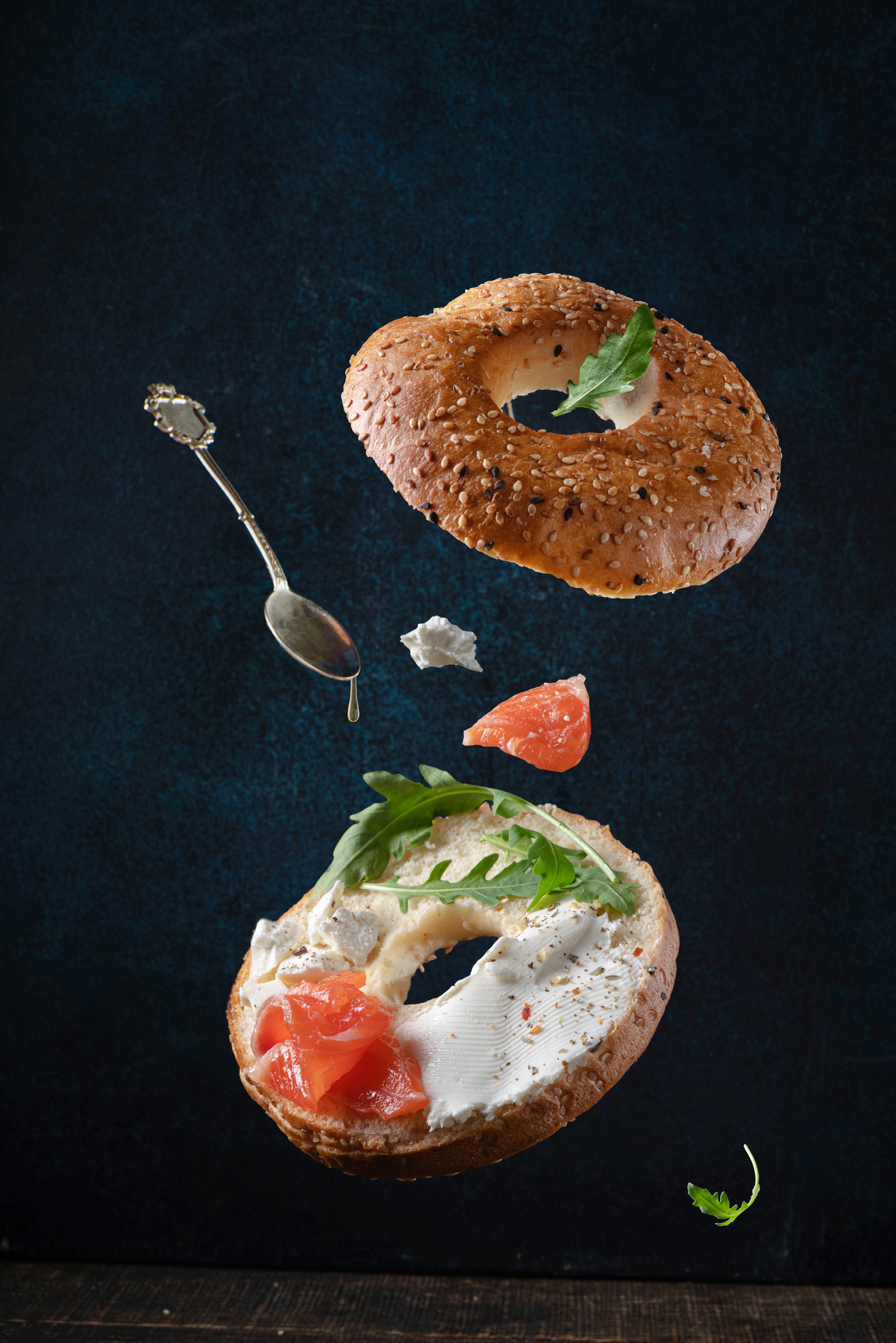 Brot mit geschnittenen Tomaten und grünem Gemüse auf schwarzem Textil ...