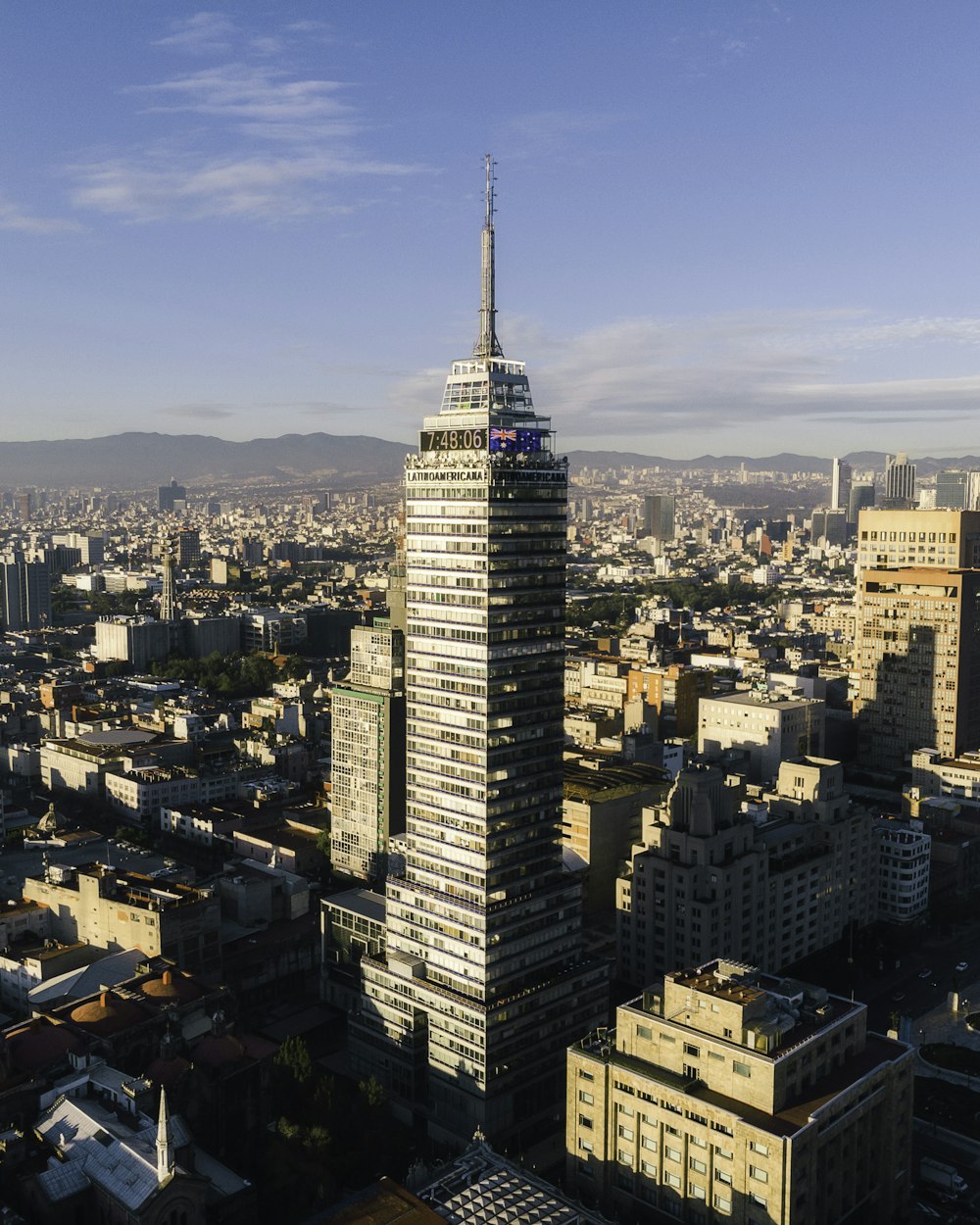 日中の都市の建物の空撮