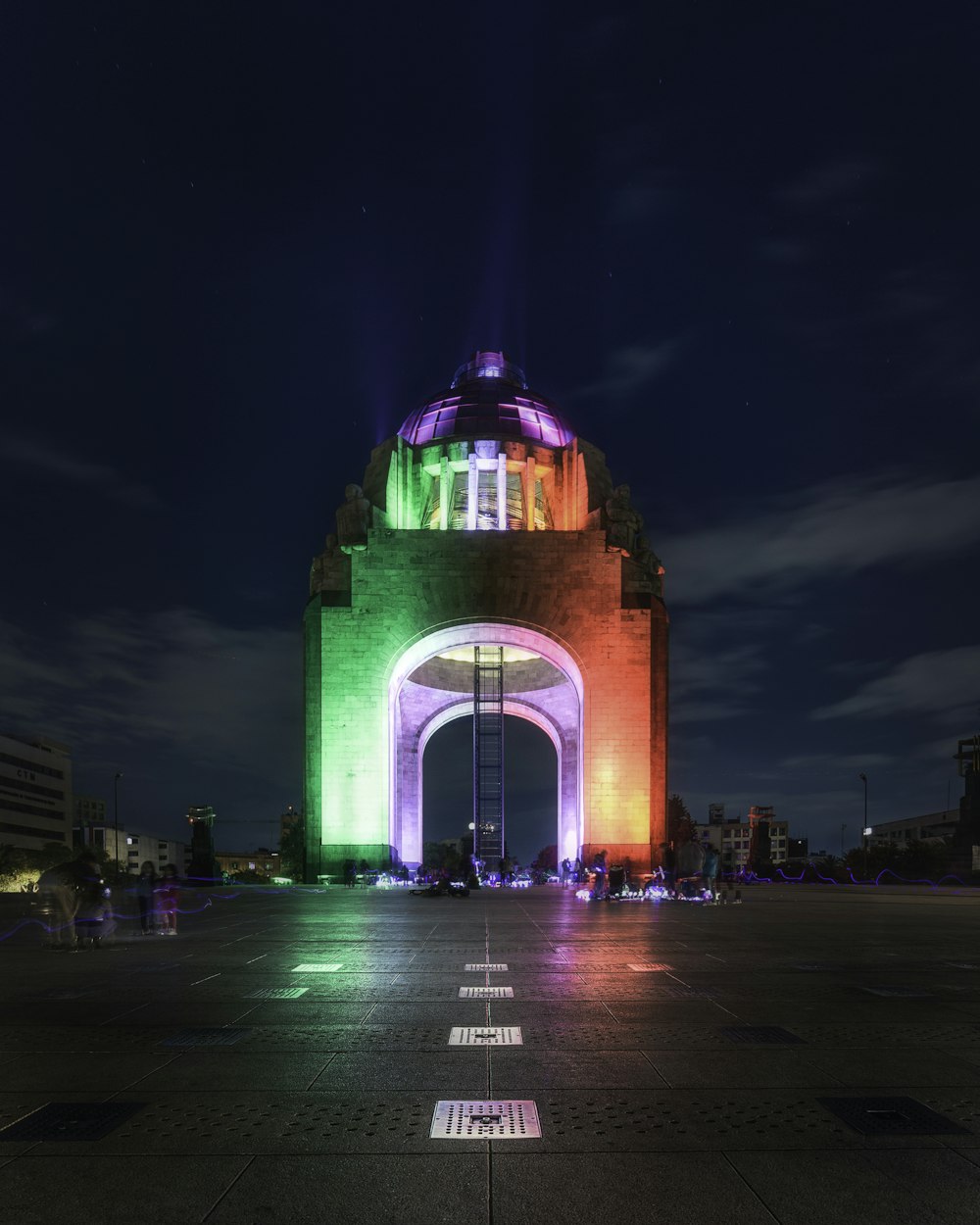 Bâtiment éclairé vert et violet pendant la nuit