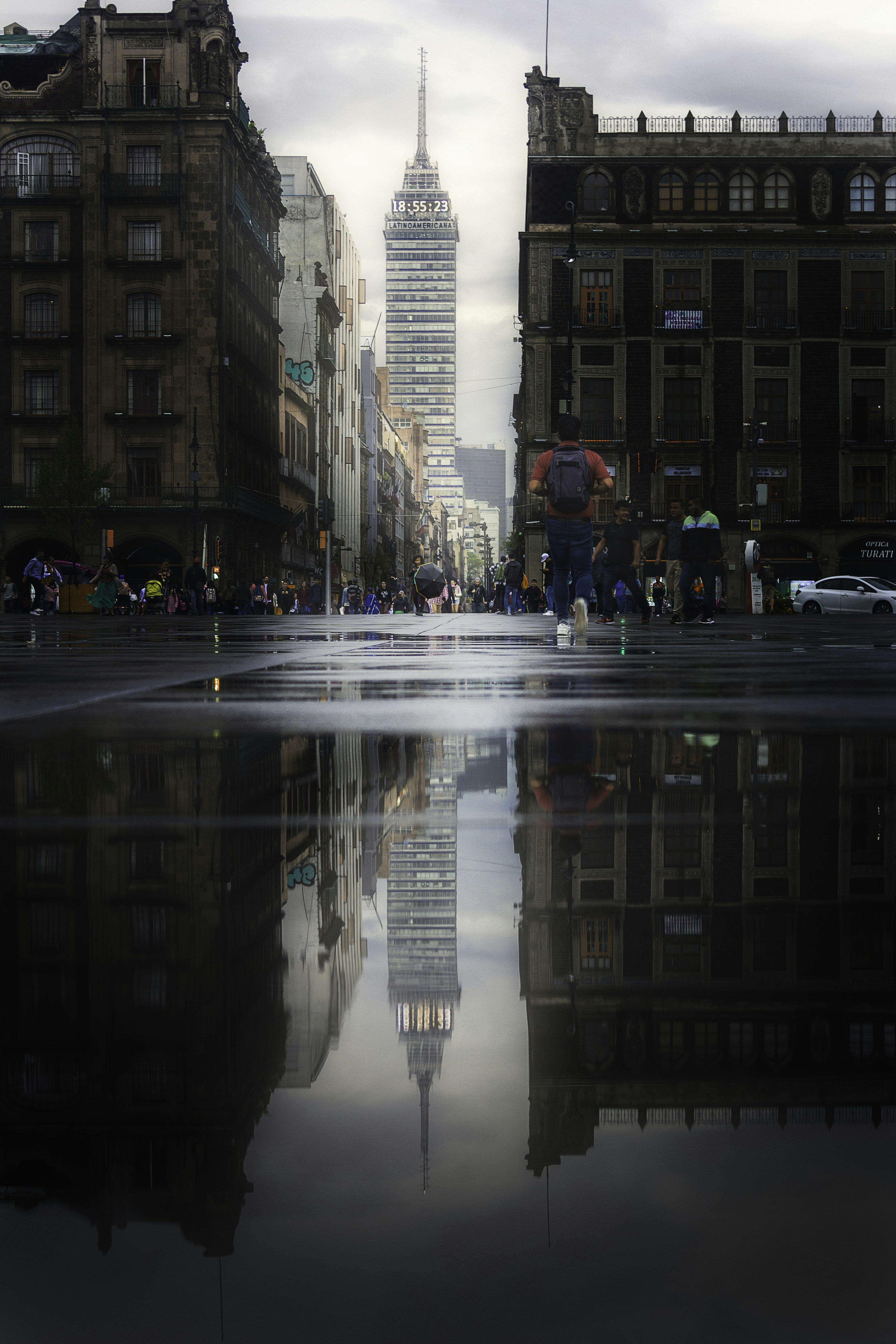 persone che camminano sulla corsia pedonale durante la notte