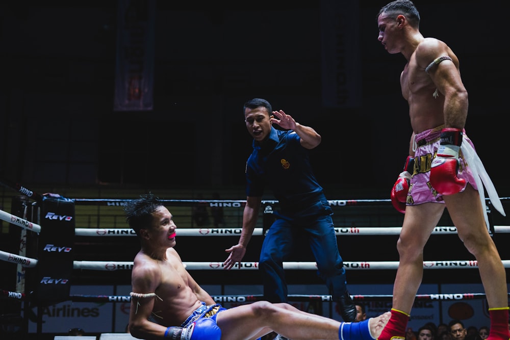 2 shorts hommes bleus et rouges