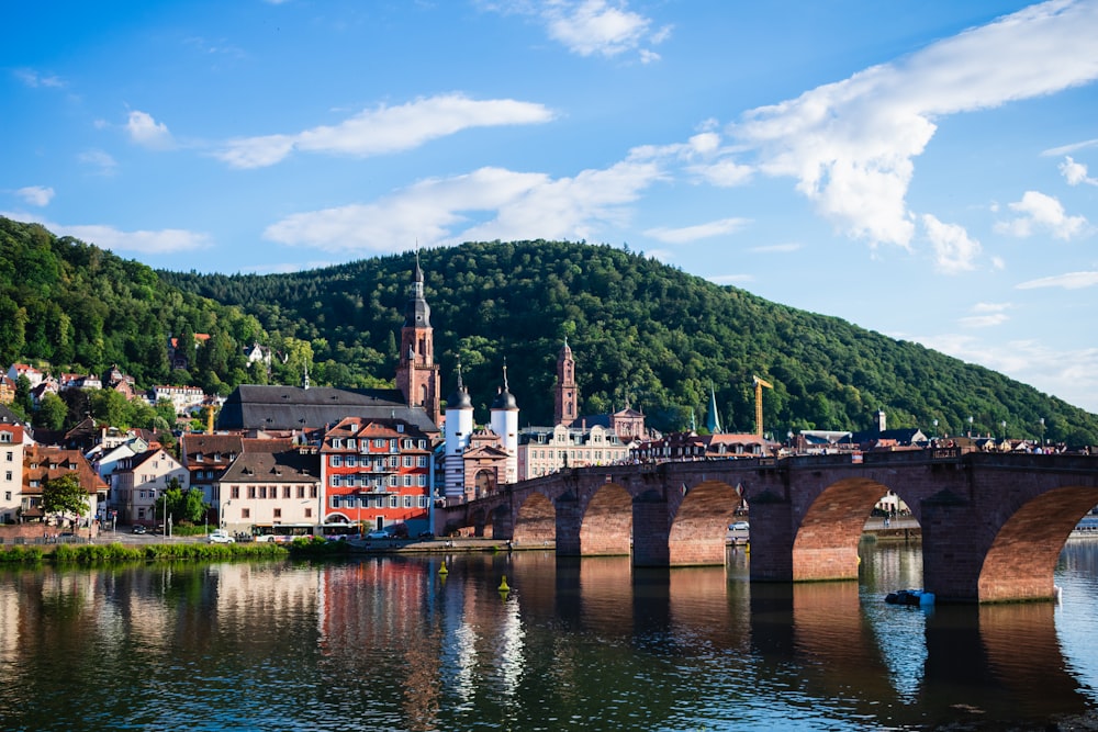 Braune Betonbrücke über den Fluss tagsüber