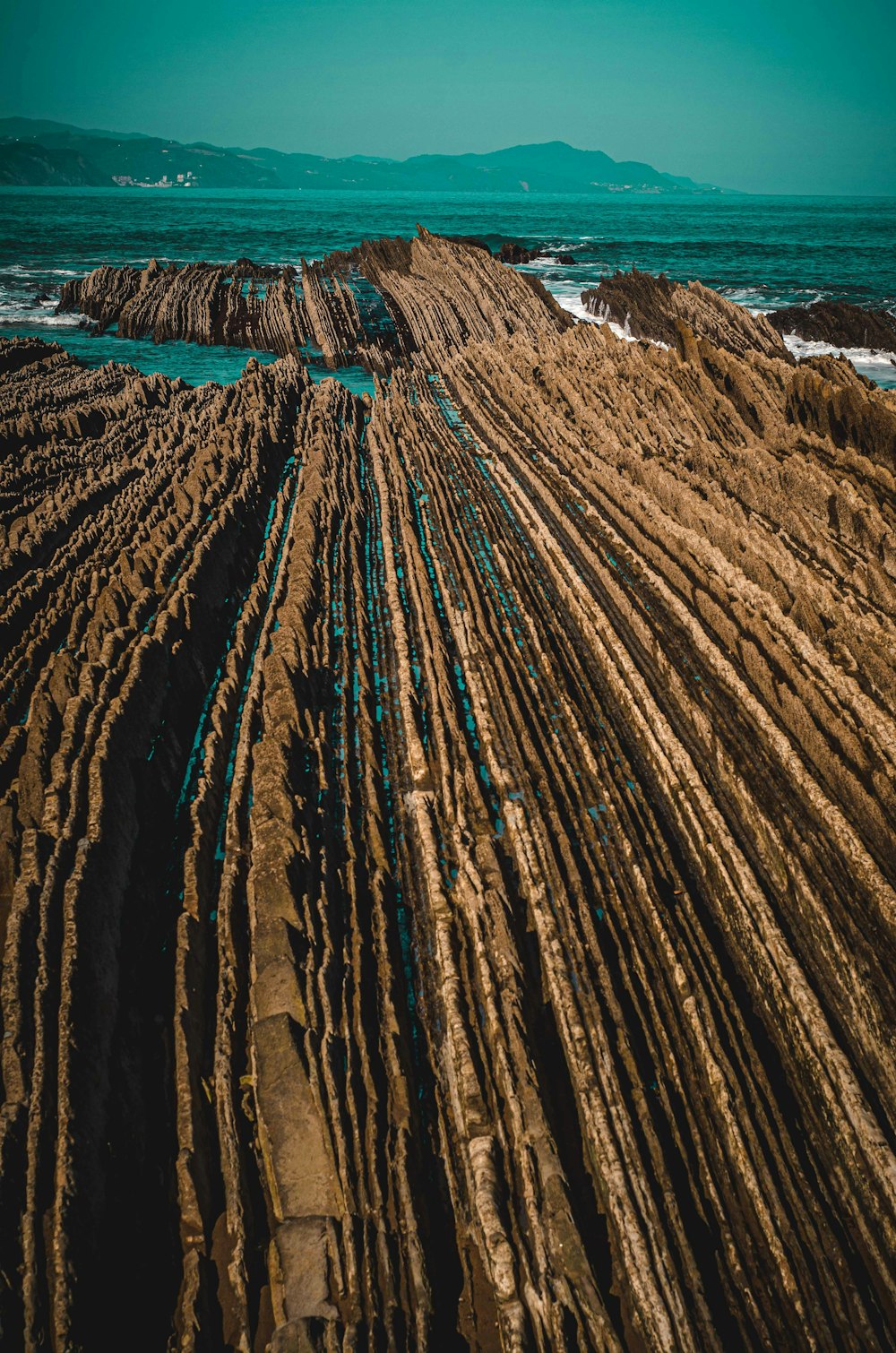 brauner Sand in der Nähe von Gewässern tagsüber