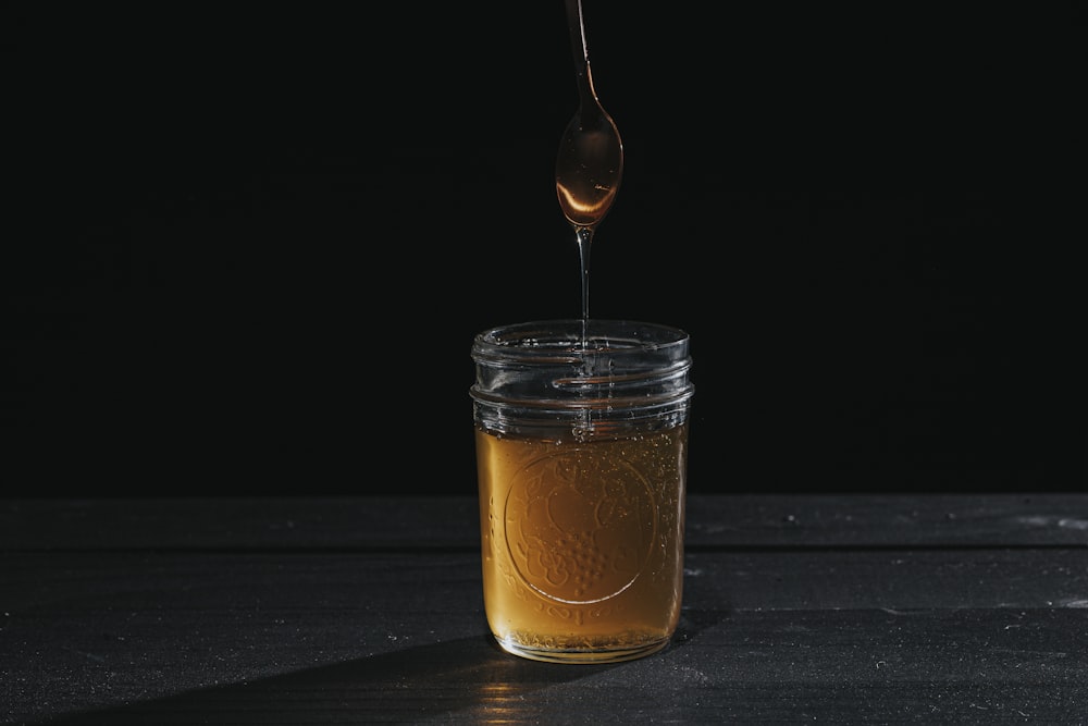 verre à boire transparent avec liquide brun