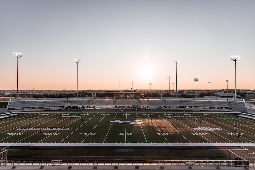 estádio preto e branco durante o pôr do sol