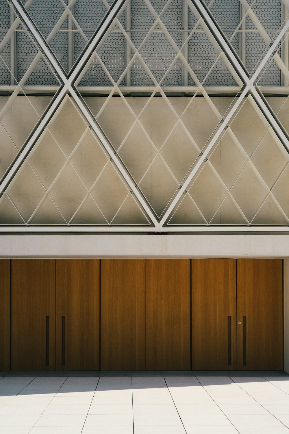 struttura in metallo bianco su parete in legno marrone