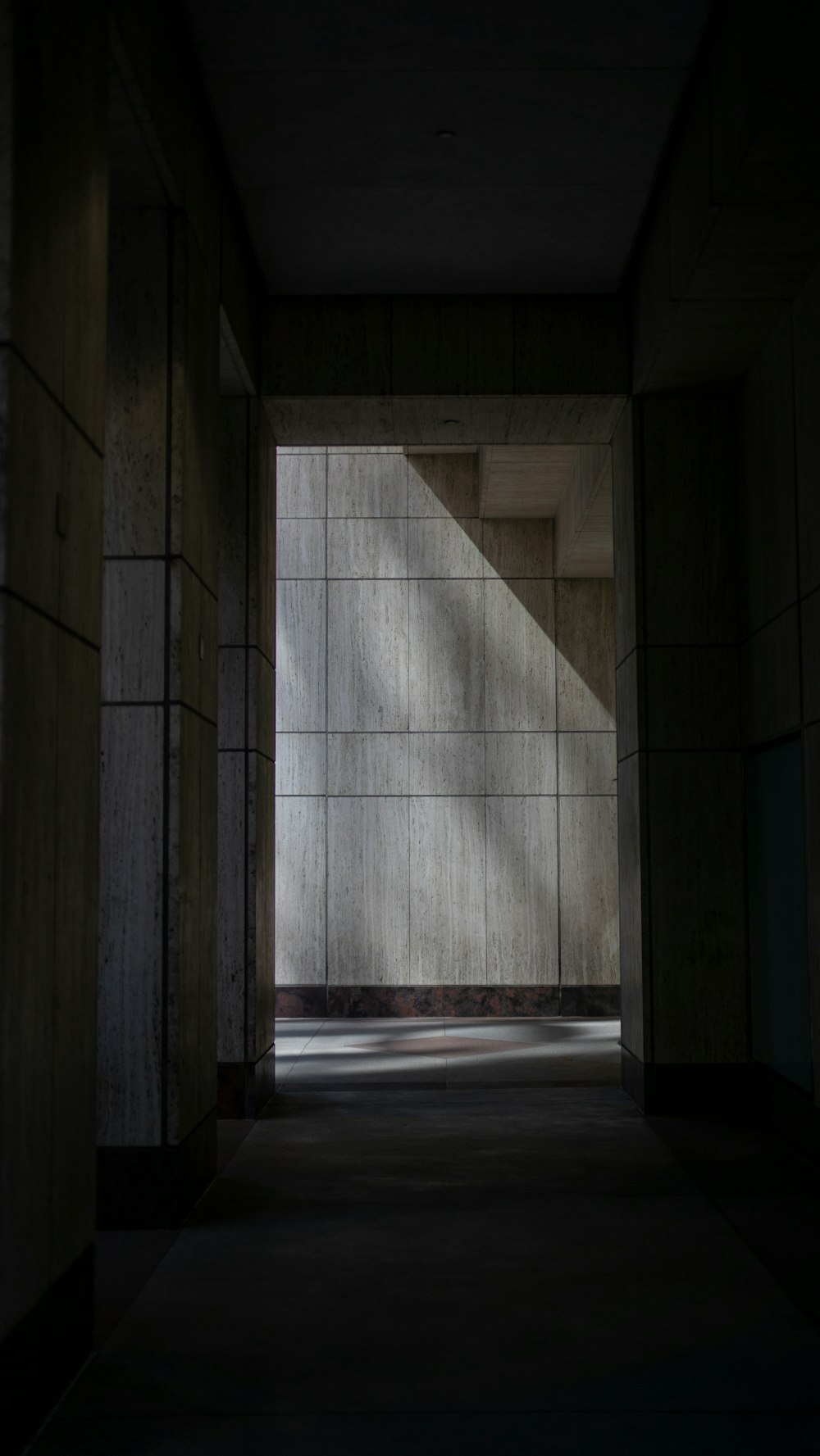 parede de concreto cinza durante o dia