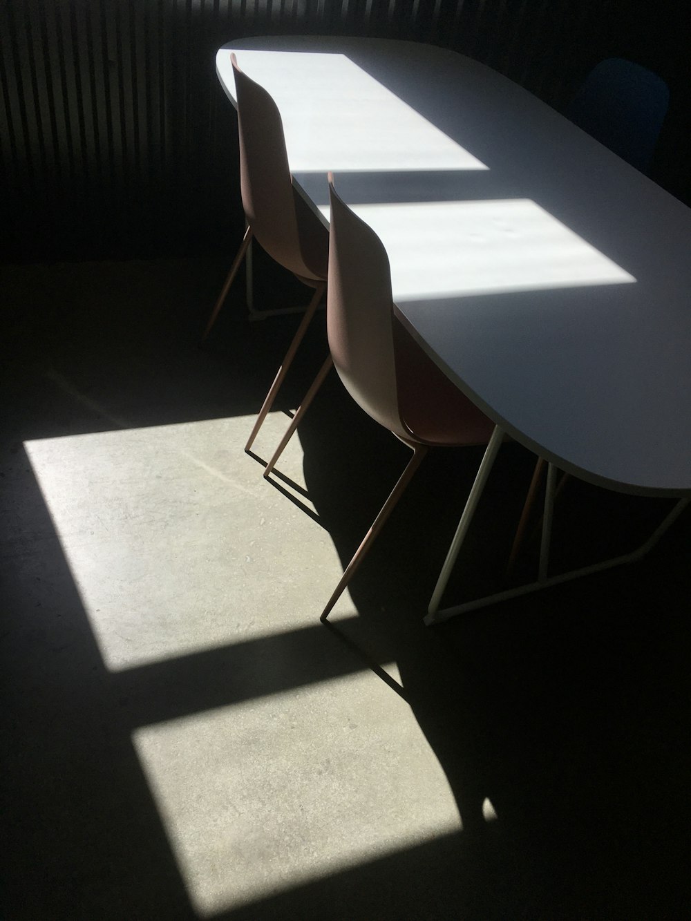 白いテーブルの横に茶色と灰色の椅子