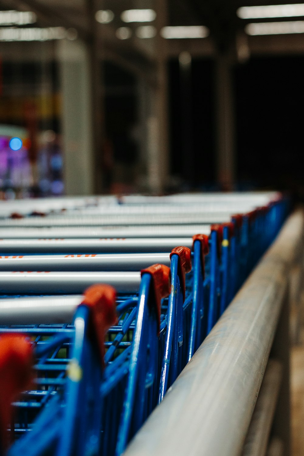 carrinhos de compras azuis e cinzas