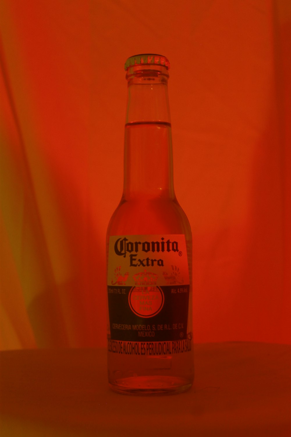 Botella con etiqueta naranja y blanca