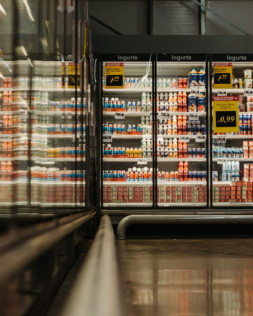 une épicerie remplie de boissons