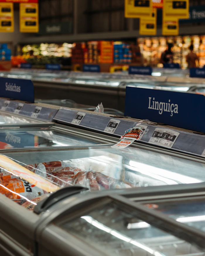 Vitrine réfrigérée de présentation dans un commerce alimentaire