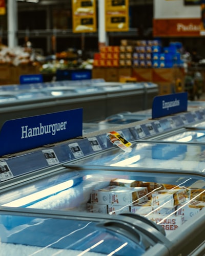 Supermarket refrigerated display aisle