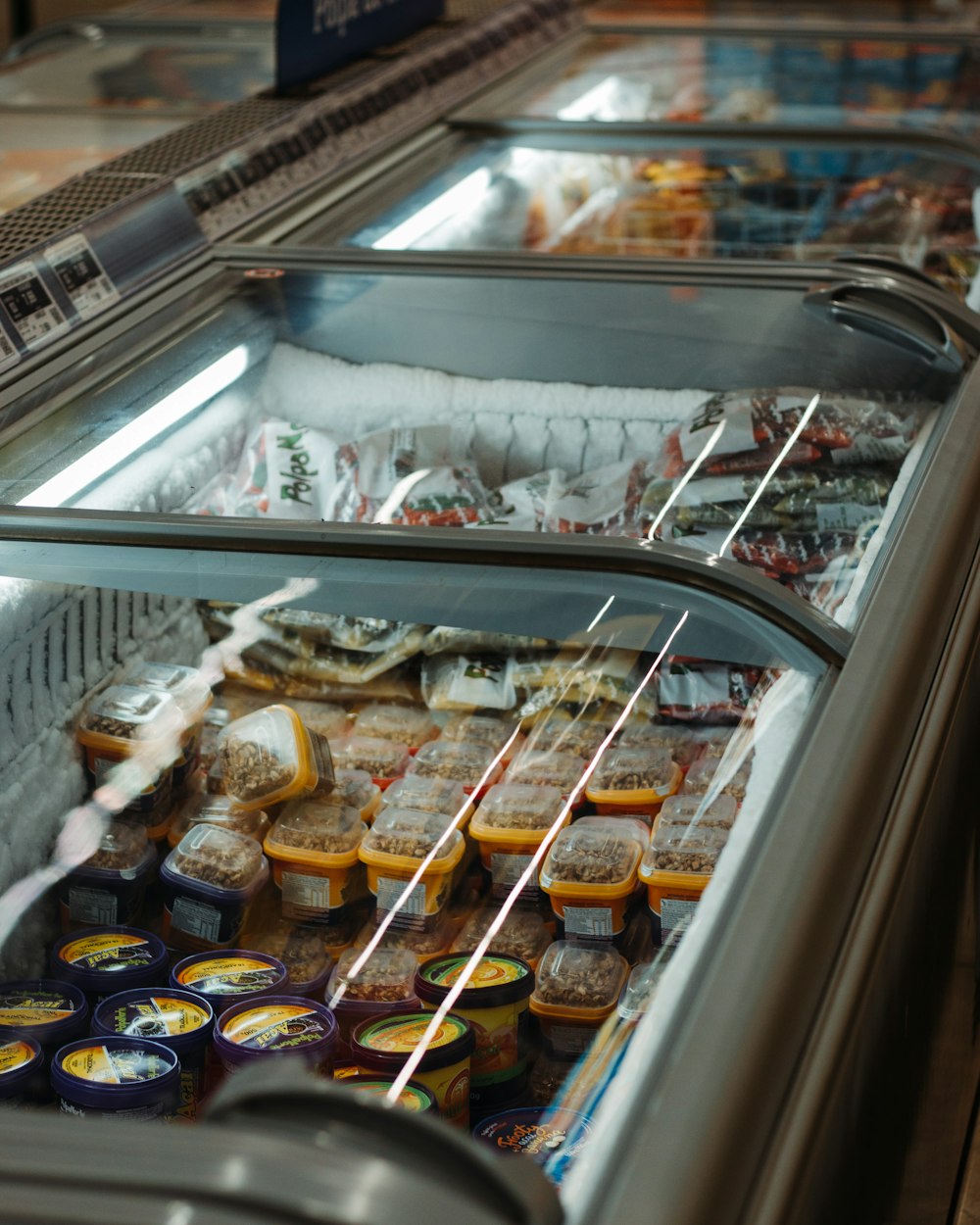 Verschiedene Lebensmittel im silbernen gewerblichen Kühlschrank