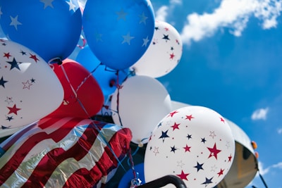 Bright balloon centerpieces featuring stars and clouds for a birthday table.