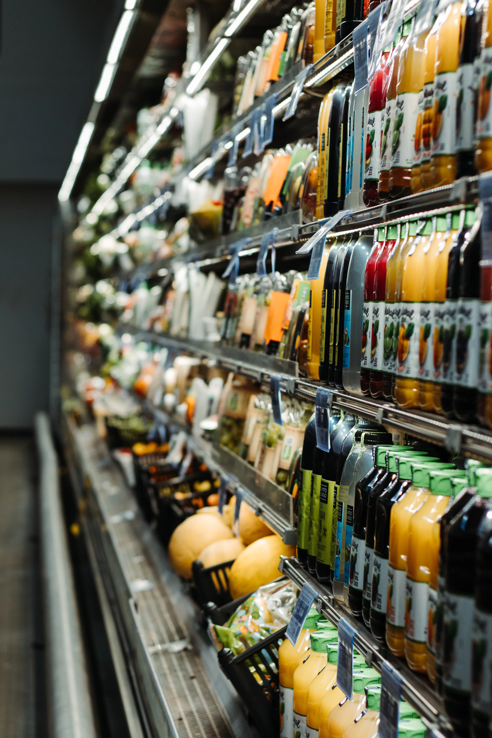 Merchandising en point de vente avec produits soigneusement organisés sur des rayons de magasin